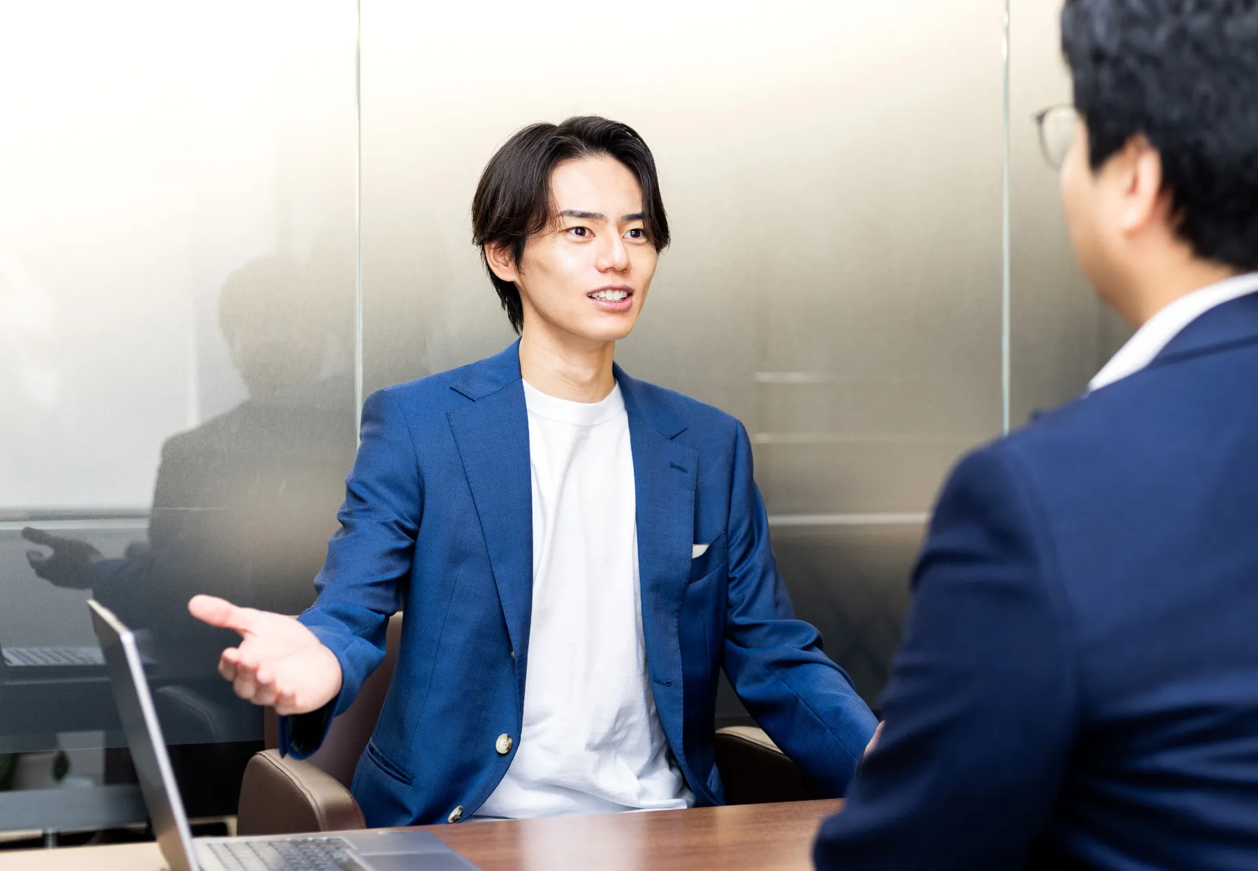 クライアントと談笑している様子