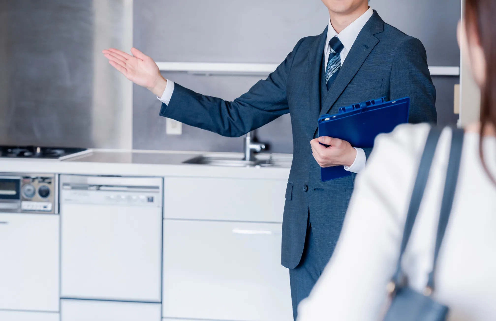 男性スタッフが室内を説明している様子