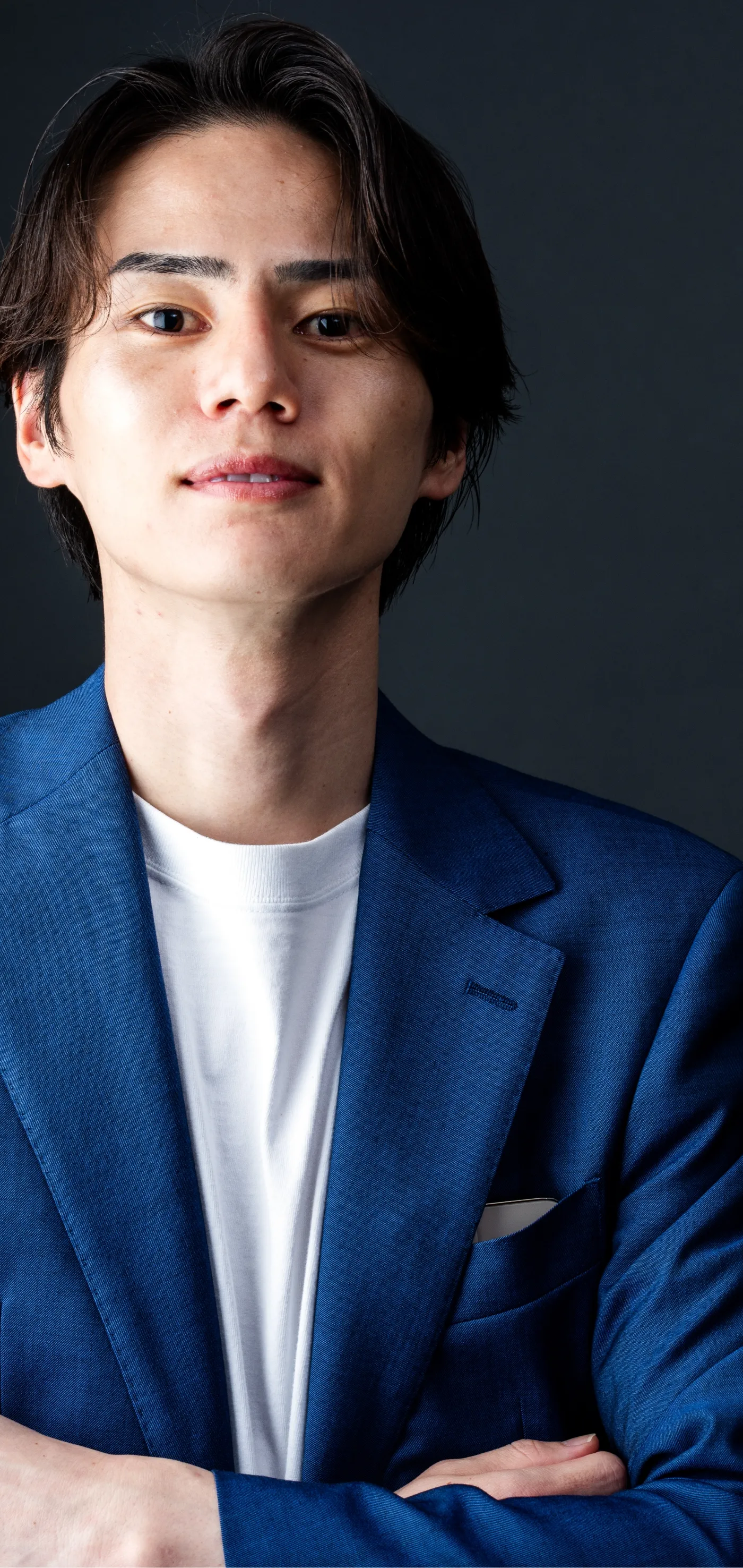 青いジャケットを着用した若い男性の正面ポートレート