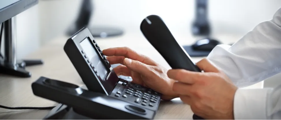 電話をとっている様子